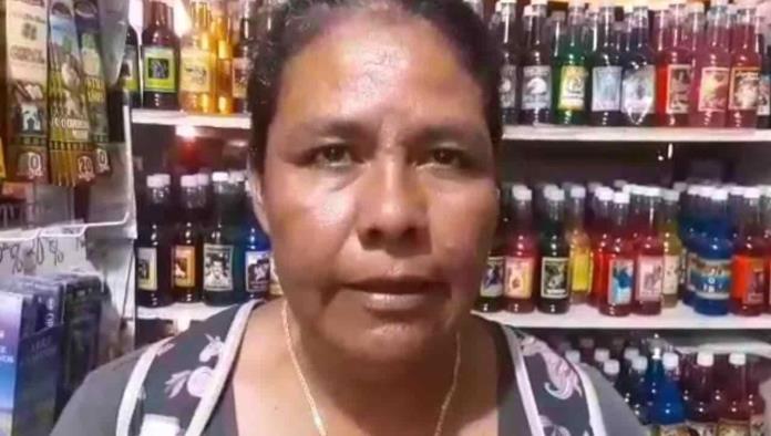 Expone comerciante maltrato de servidor 