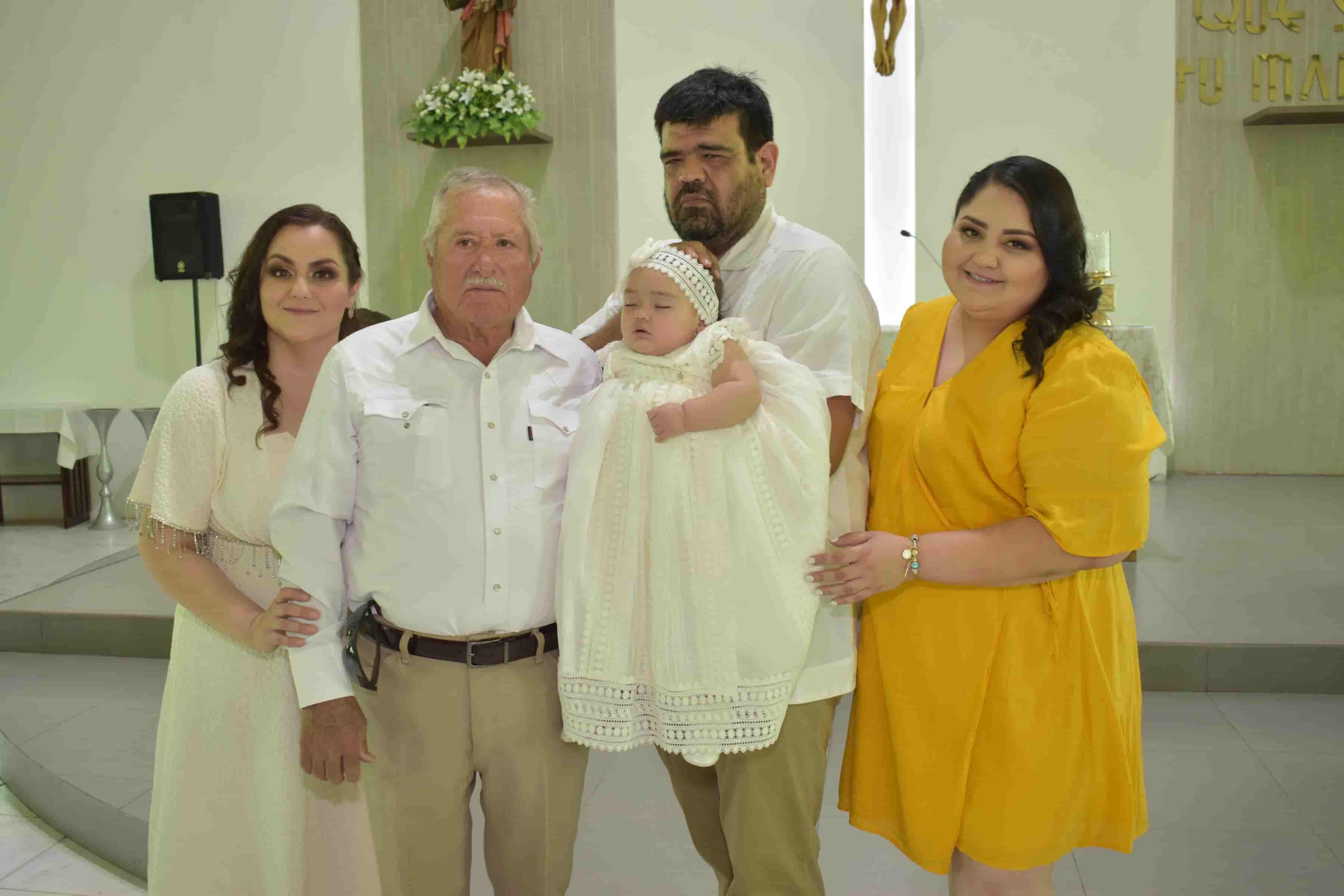 Andrea recibe su primer sacramento
