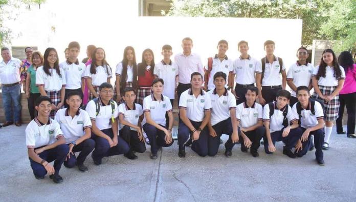 Desea alcalde a estudiantes mucho éxito