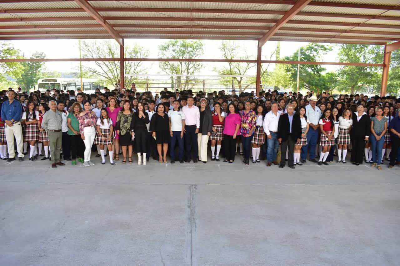 Desea alcalde a estudiantes mucho éxito