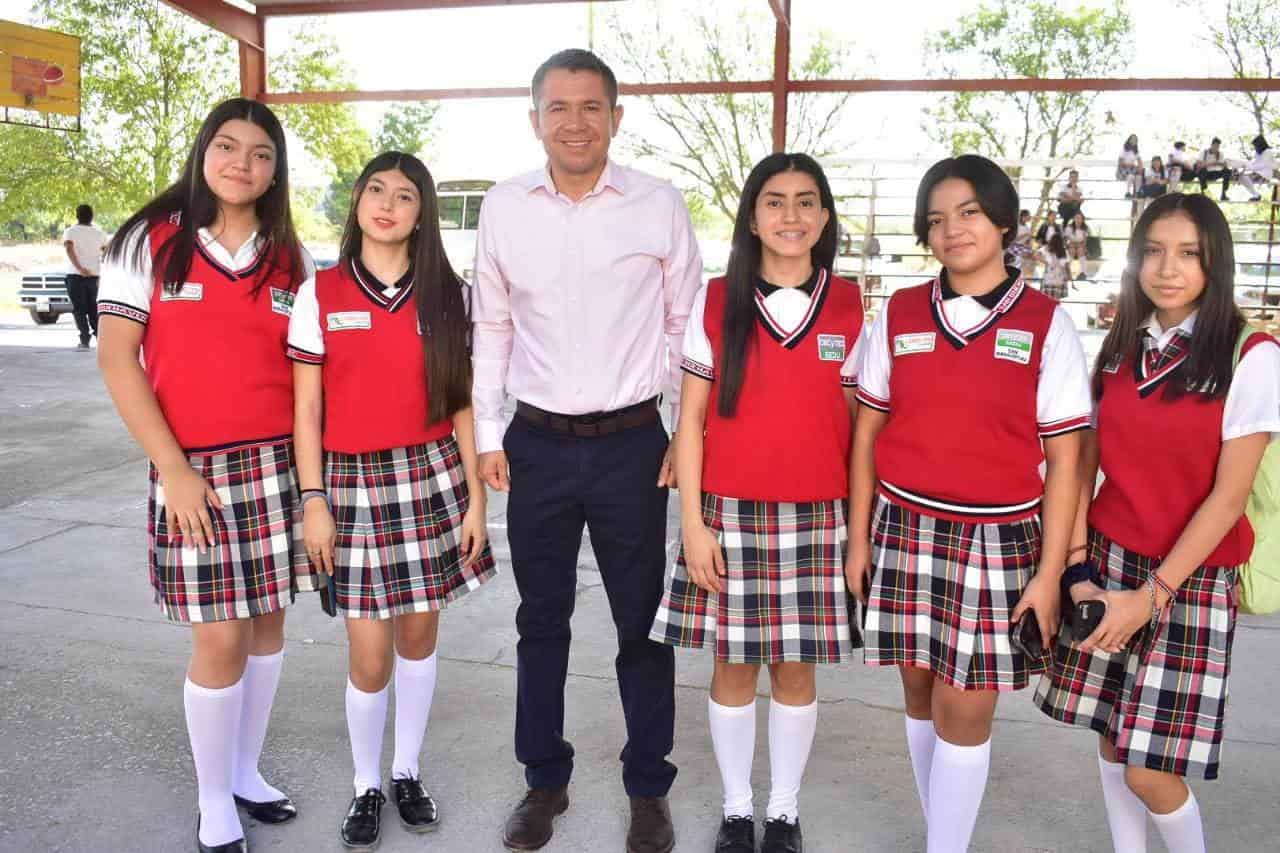 Desea alcalde a estudiantes mucho éxito