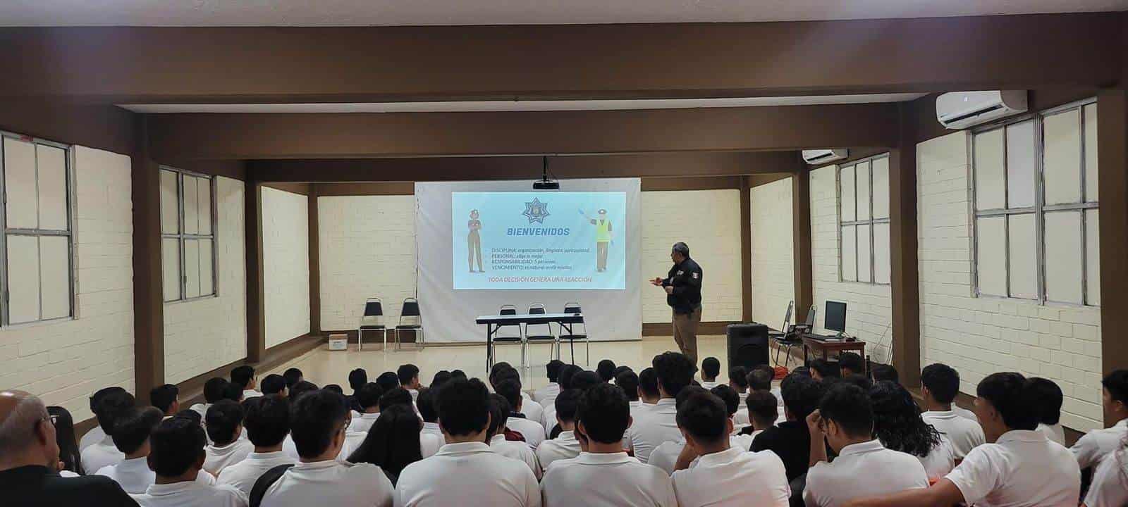 ¡No a las drogas! Policías brindan charla a estudiantes del CONALEP
