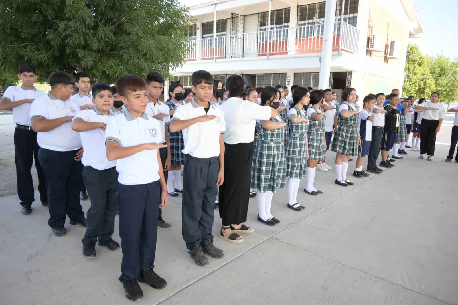 ¡Entregan seis mini splits, útiles y material de limpieza a escuela secundaria!