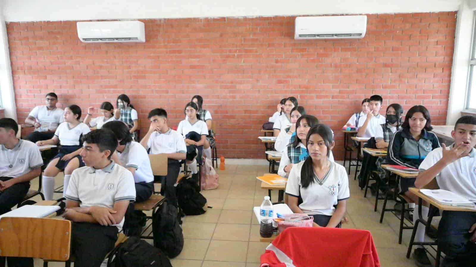 ¡Entregan seis mini splits, útiles y material de limpieza a escuela secundaria!