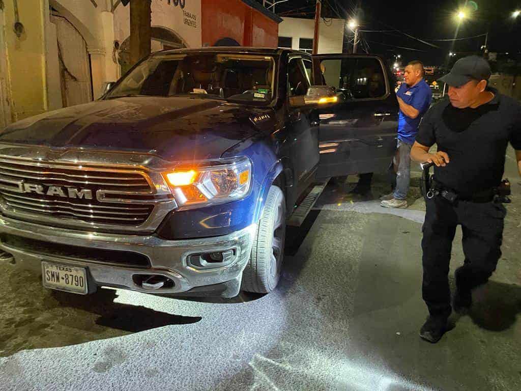 Arrolla a jovencita al salir de un antro