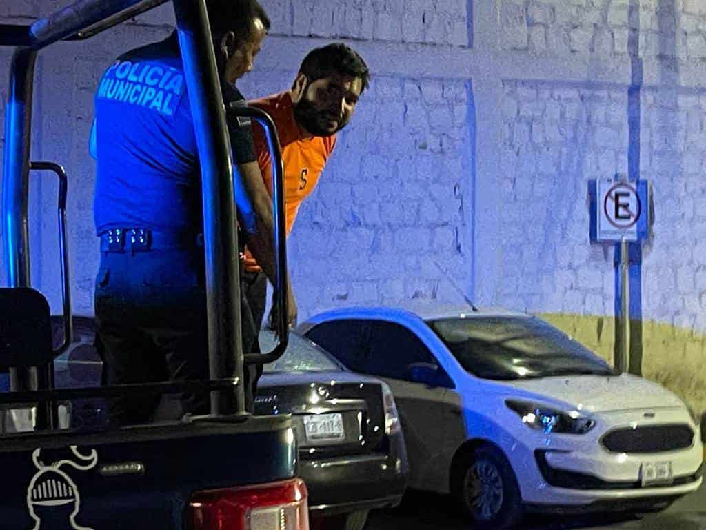 Arrolla a jovencita al salir de un antro