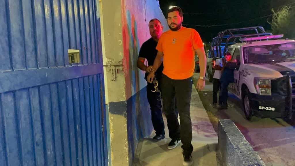 Arrolla a jovencita al salir de un antro