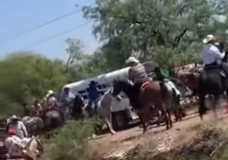 Asesinan a hombre en cabalgata