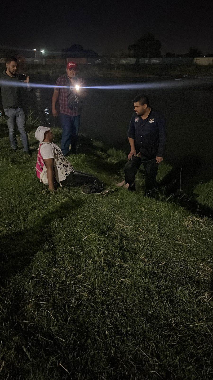 Salvan a migrante de morir ahogado 