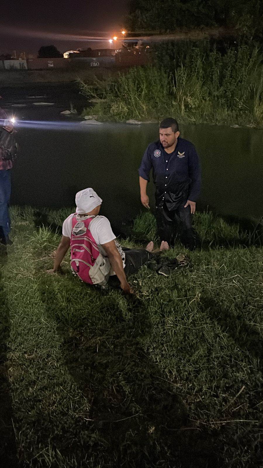Salvan a migrante de morir ahogado 