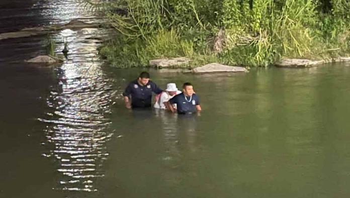Salvan a migrante de morir ahogado 