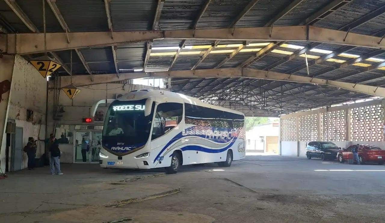 ¡Encuentran cuerpo tirado en los baños de la central!