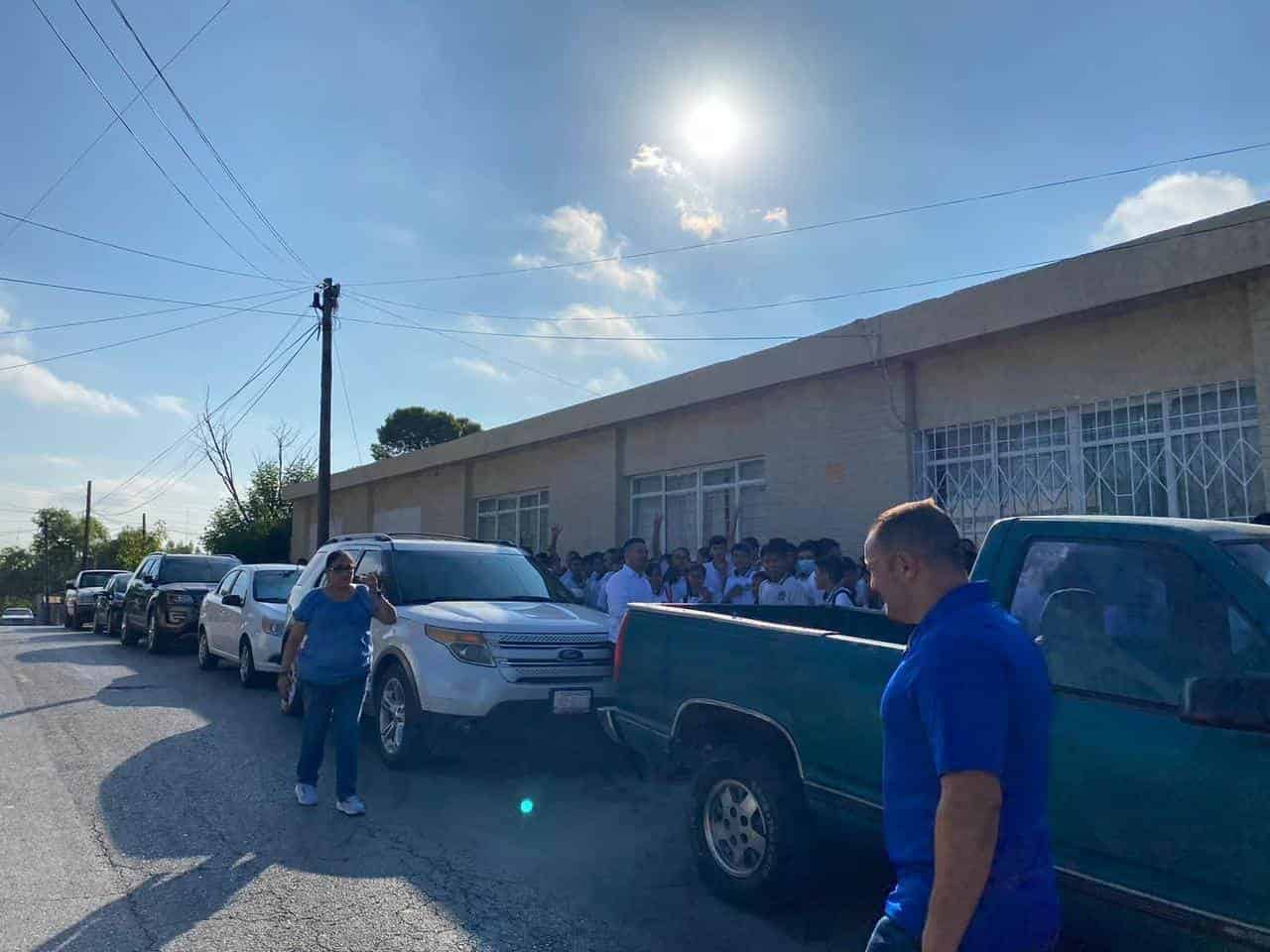 ¡Evacúan alumnos por conato de incendio!