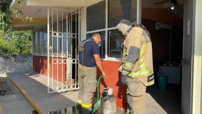 ¡Evacúan alumnos por conato de incendio!
