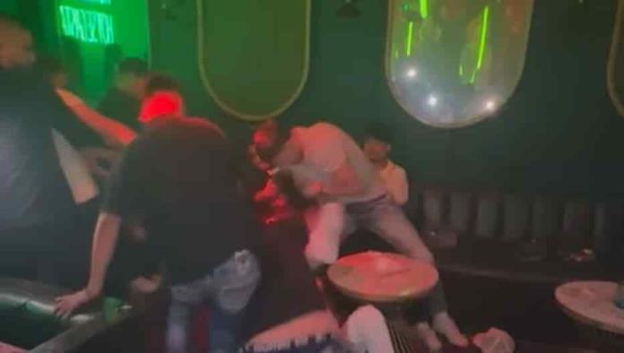 ¡Tres contra uno! Se arma pelea en antro de la ciudad