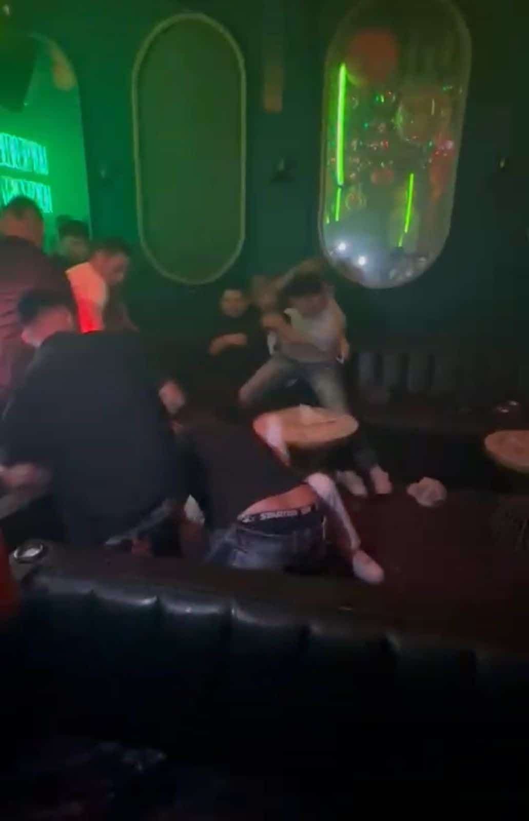 ¡Tres contra uno! Se arma pelea en antro de la ciudad
