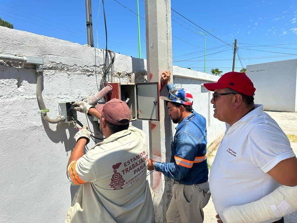 Atiende alumbrado llamado de escuela