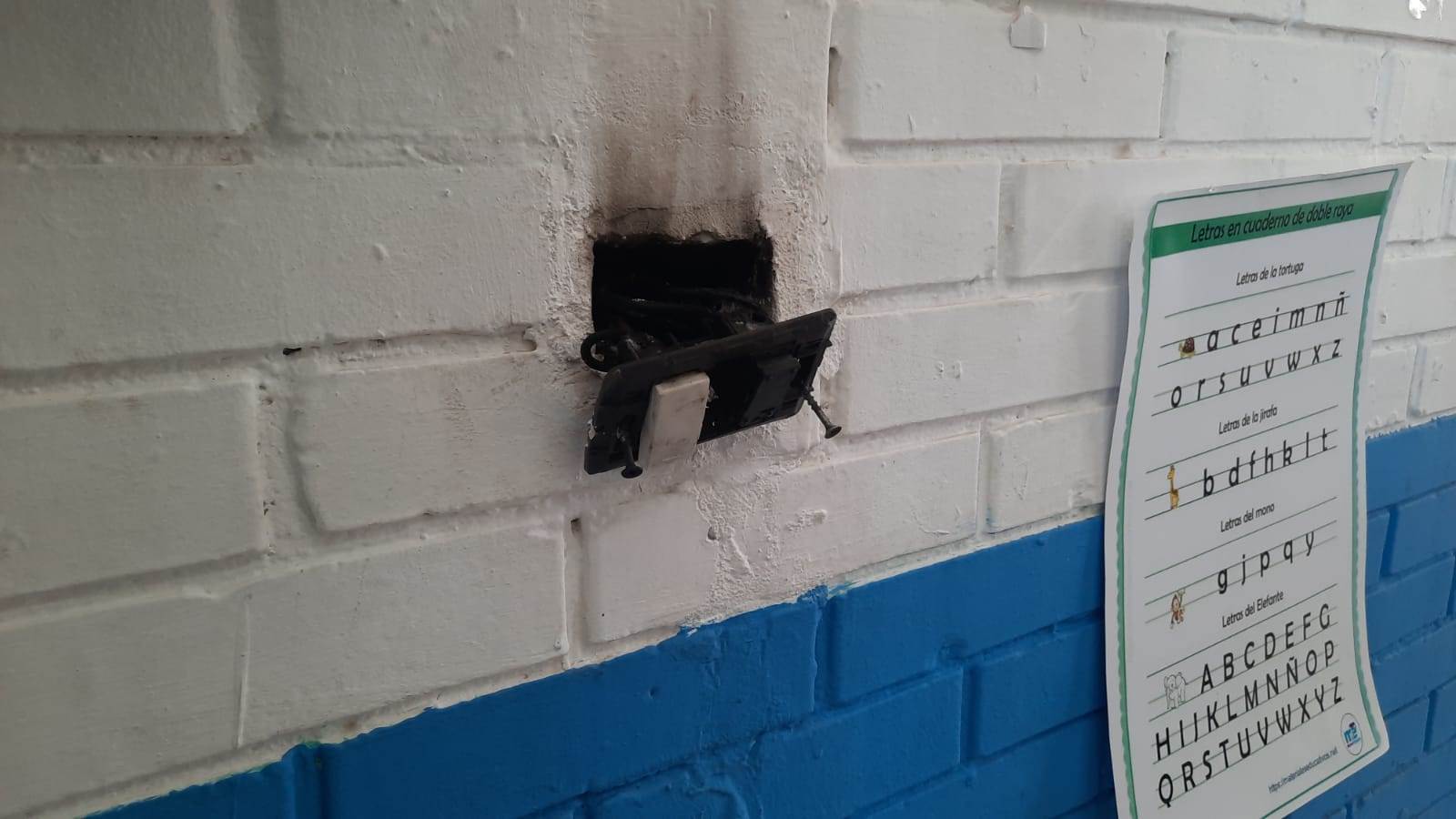 Causan ladrones corto en escuela