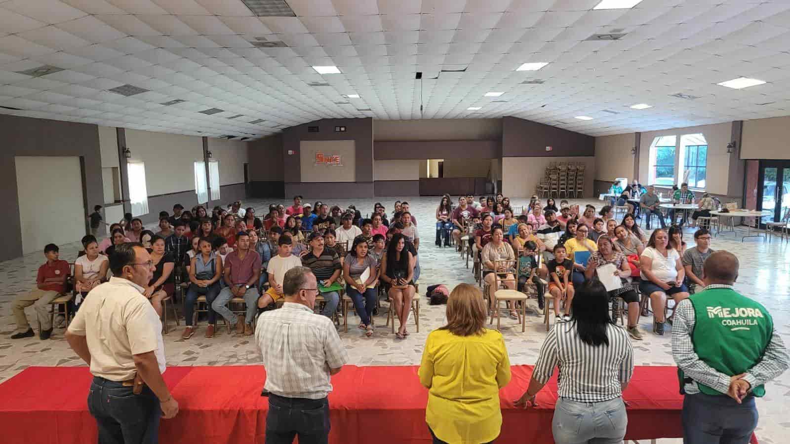 Otorgan becas a jóvenes