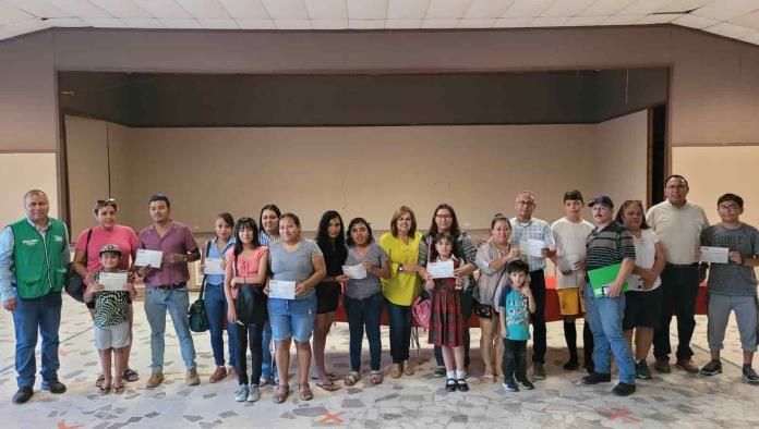 Otorgan becas a jóvenes