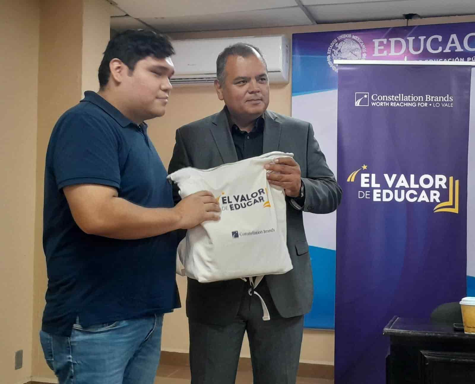 ¡Entrega cervecera 500 becas!