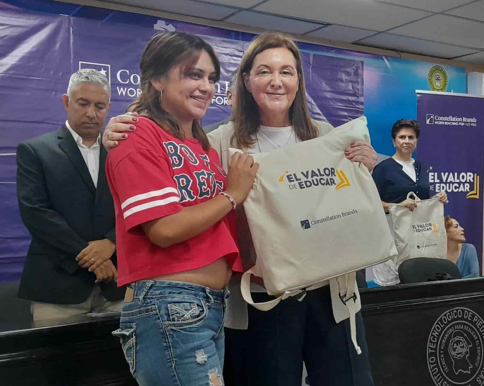 ¡Entrega cervecera 500 becas!