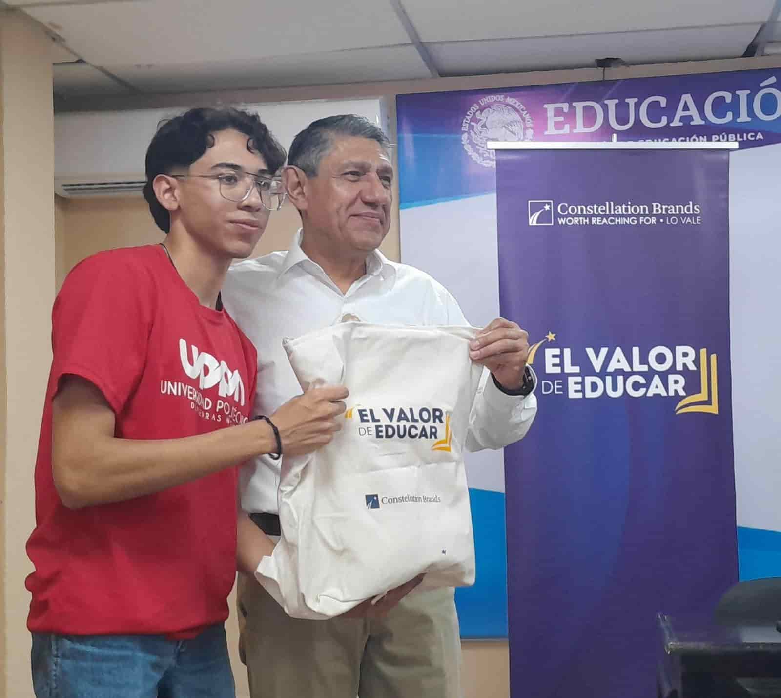 ¡Entrega cervecera 500 becas!