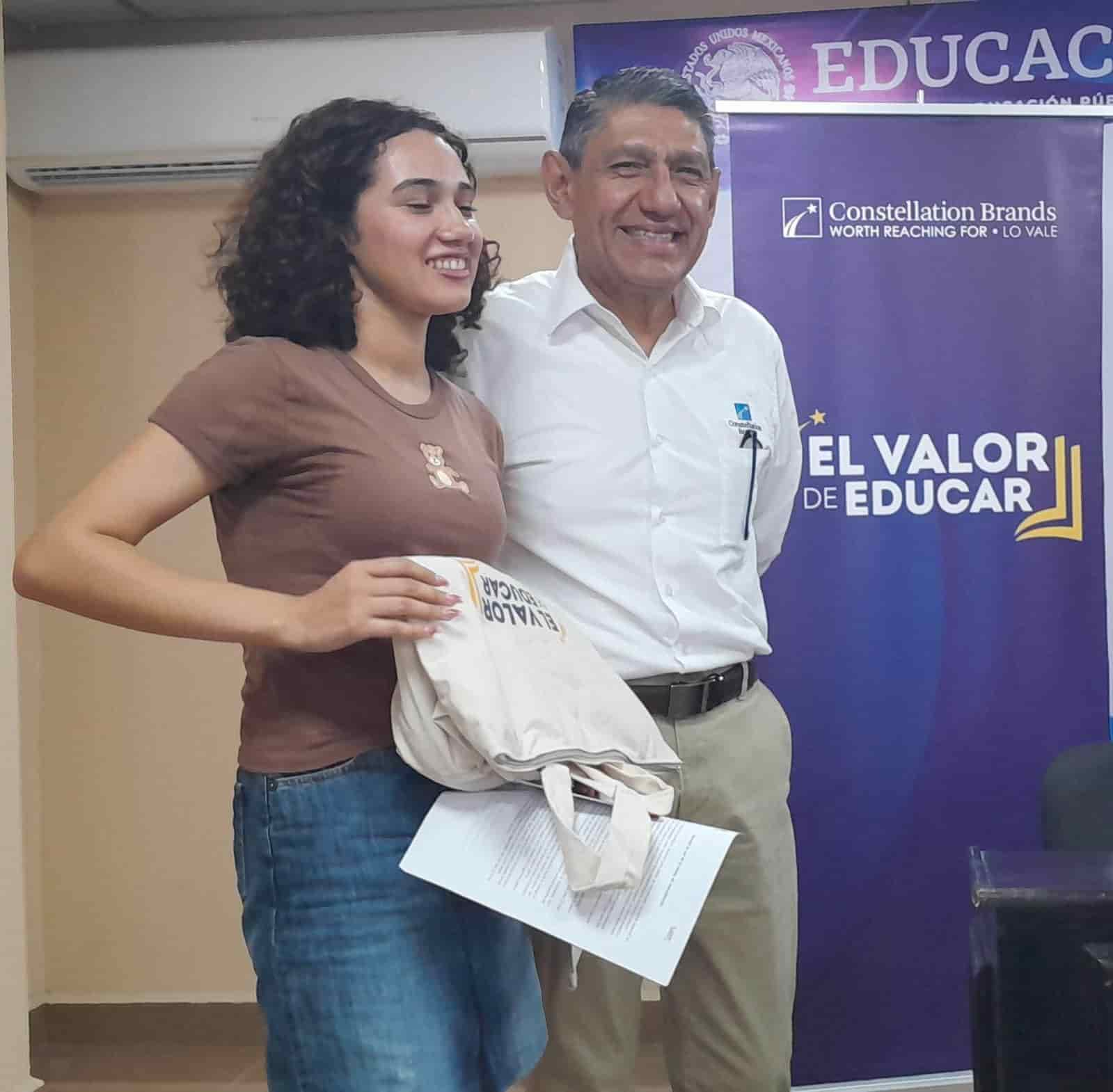 ¡Entrega cervecera 500 becas!