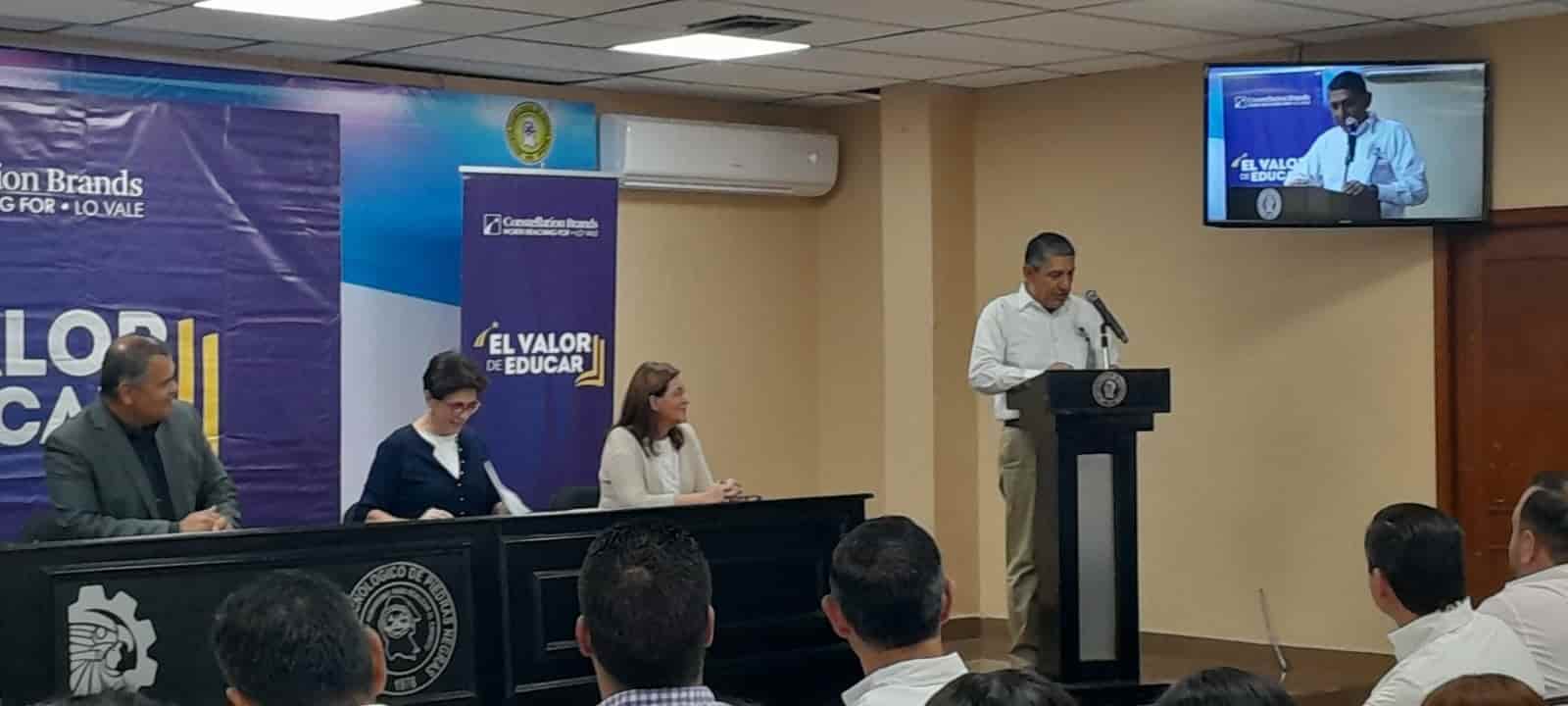 ¡Entrega cervecera 500 becas!