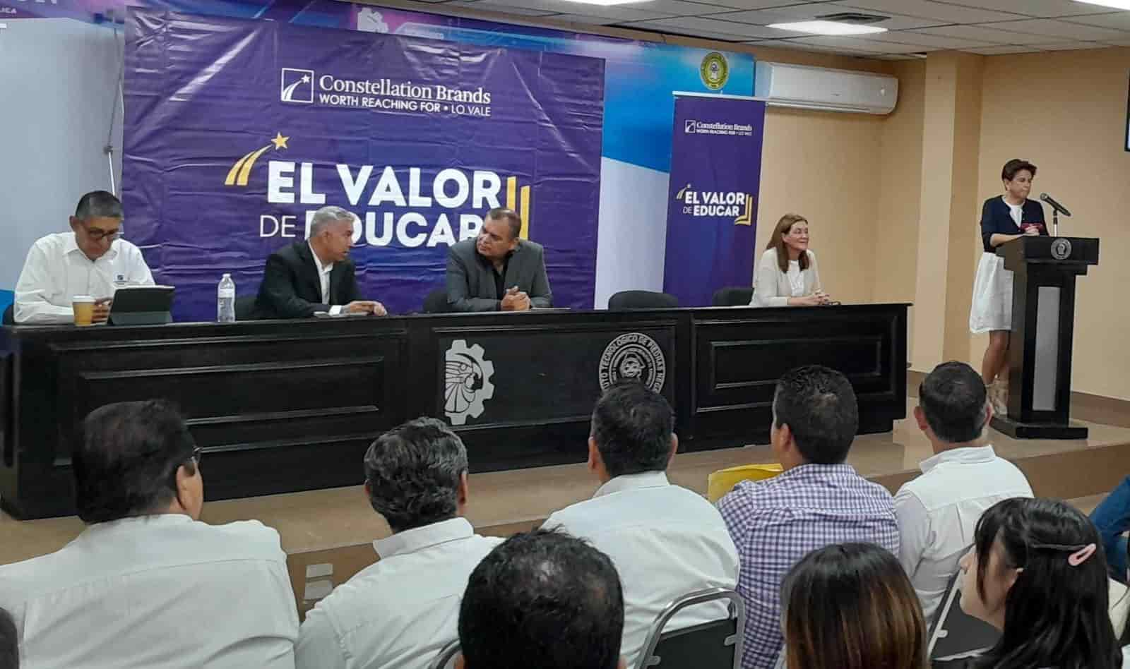 ¡Entrega cervecera 500 becas!