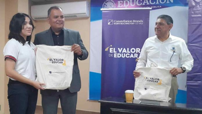 ¡Entrega cervecera 500 becas!