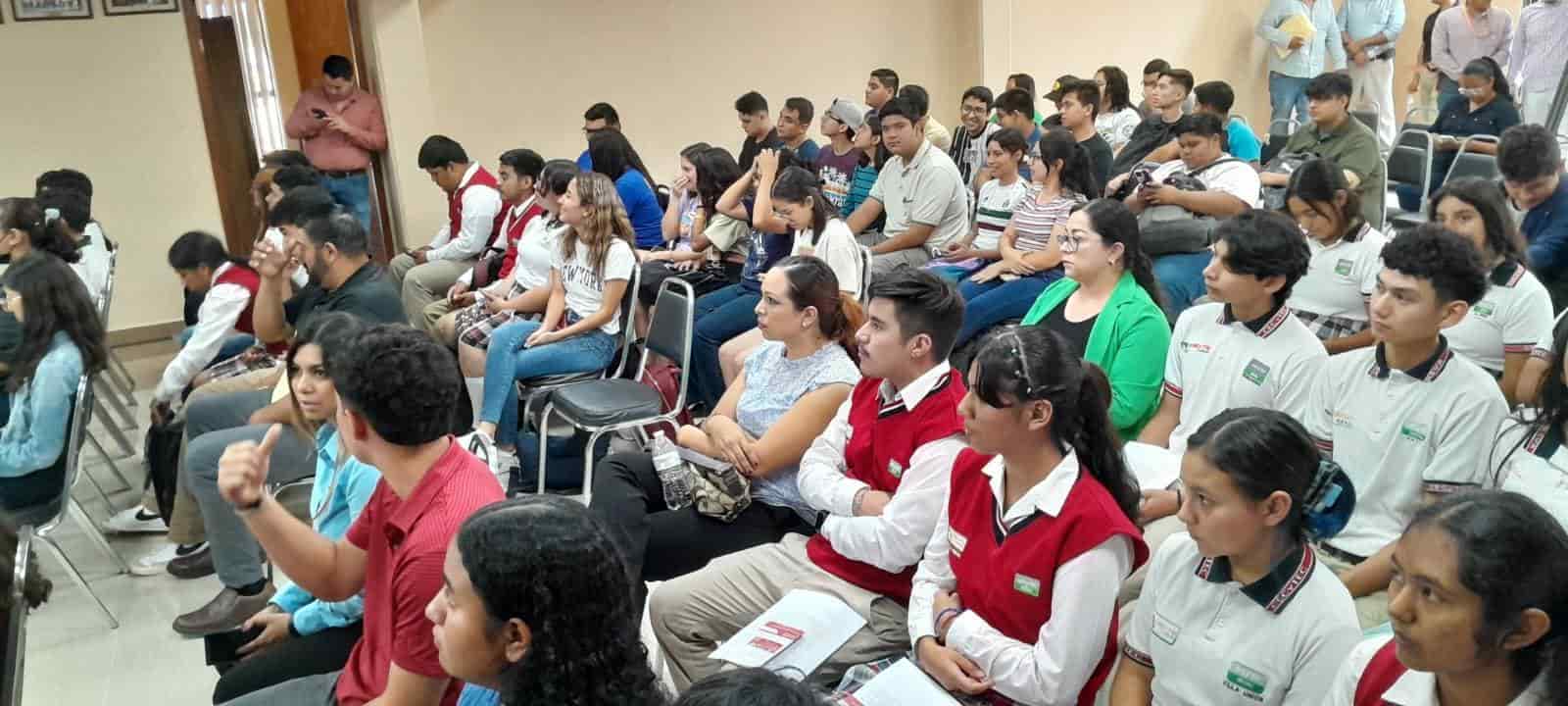 ¡Entrega cervecera 500 becas!
