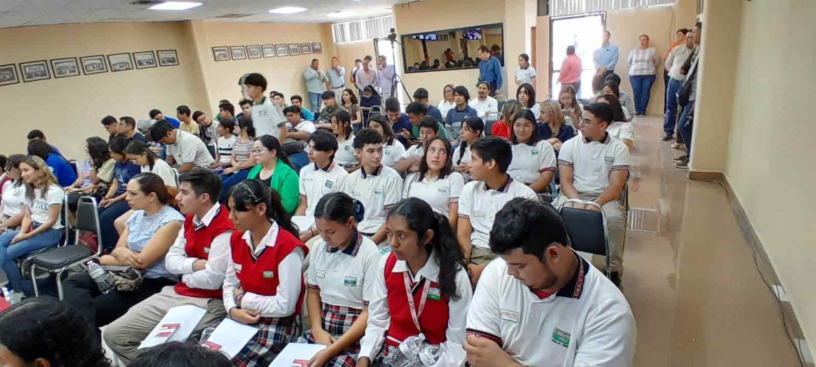 ¡Entrega cervecera 500 becas!