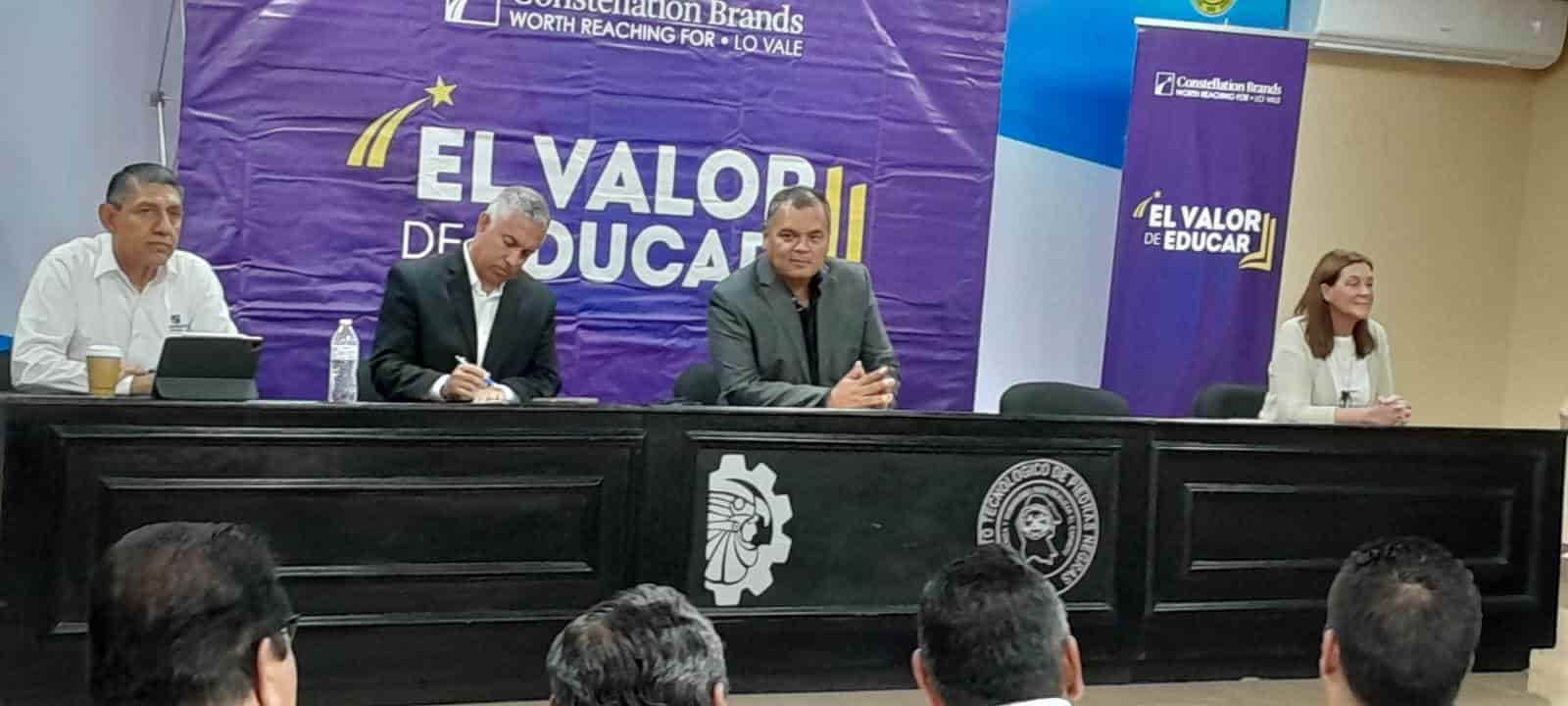 ¡Entrega cervecera 500 becas!