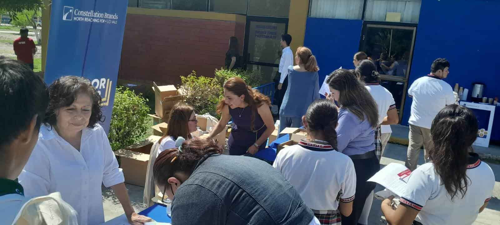 ¡Entrega cervecera 500 becas!
