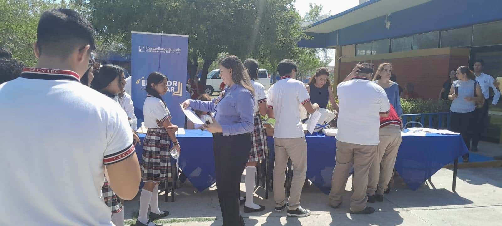 ¡Entrega cervecera 500 becas!