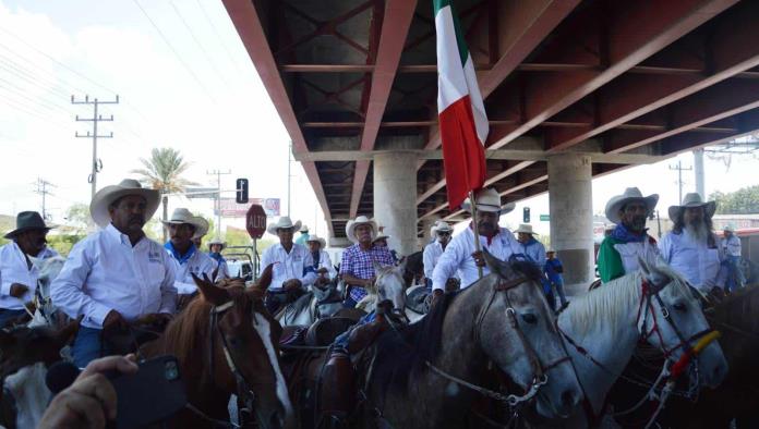 Lleva monclovense la Bandera en cabalgata a Sabinas 