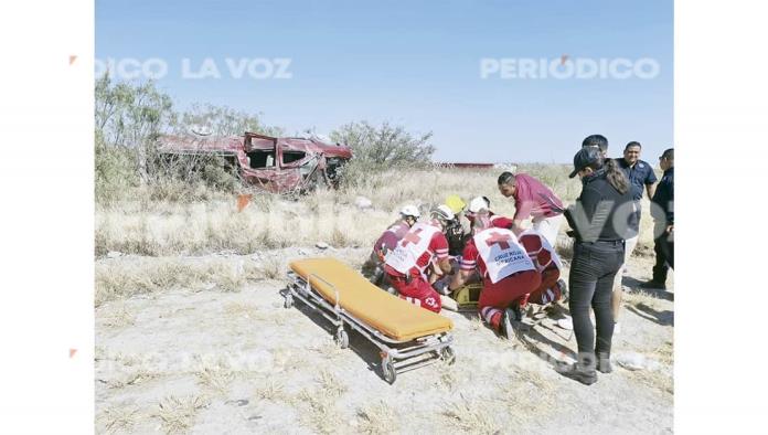 Se le cae tinaco y vuelca en el Salinas