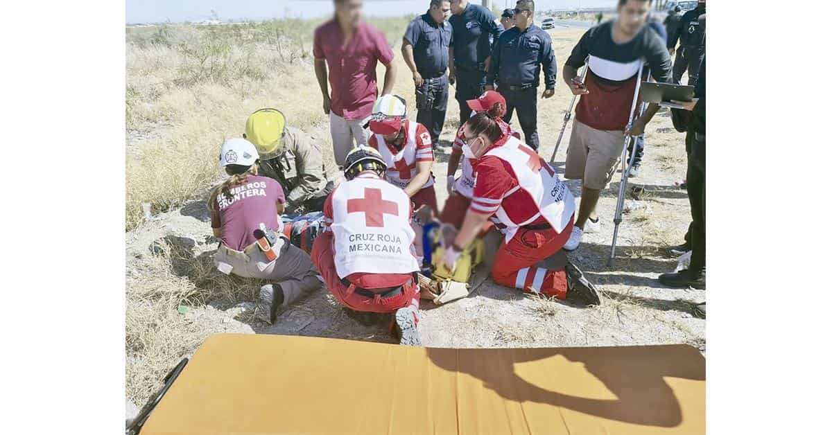 Se le cae tinaco y vuelca en el Salinas