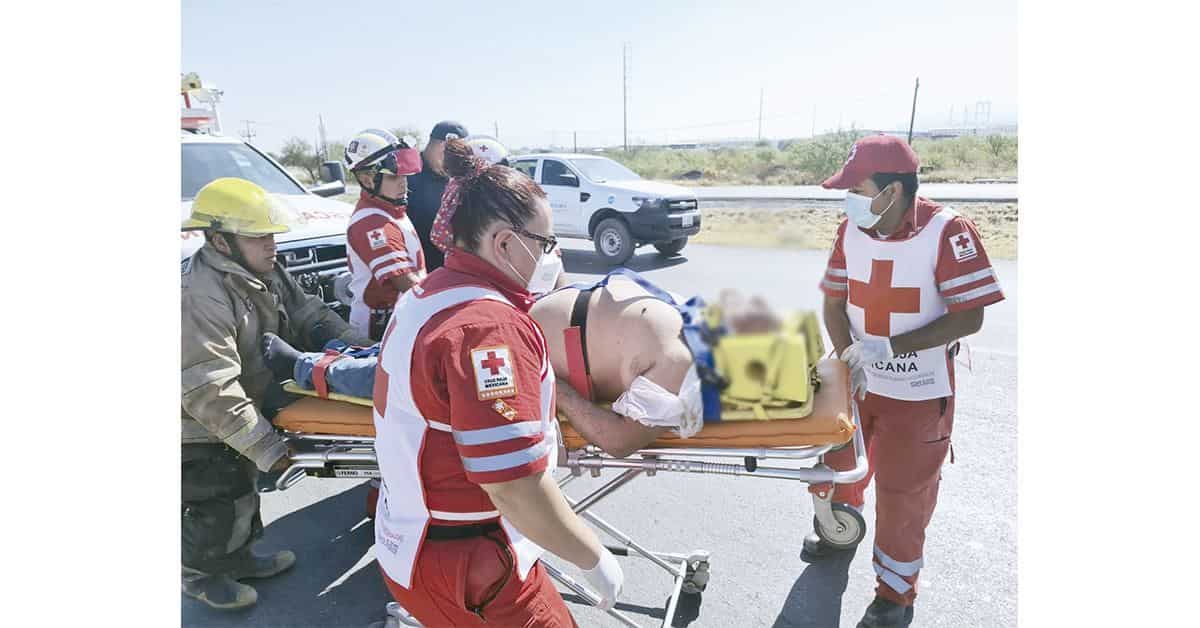 Se le cae tinaco y vuelca en el Salinas