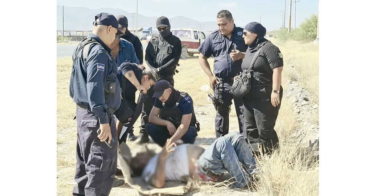 Se le cae tinaco y vuelca en el Salinas