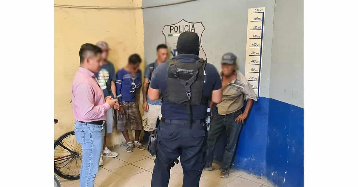 Detiene a briago junto a drogadictos