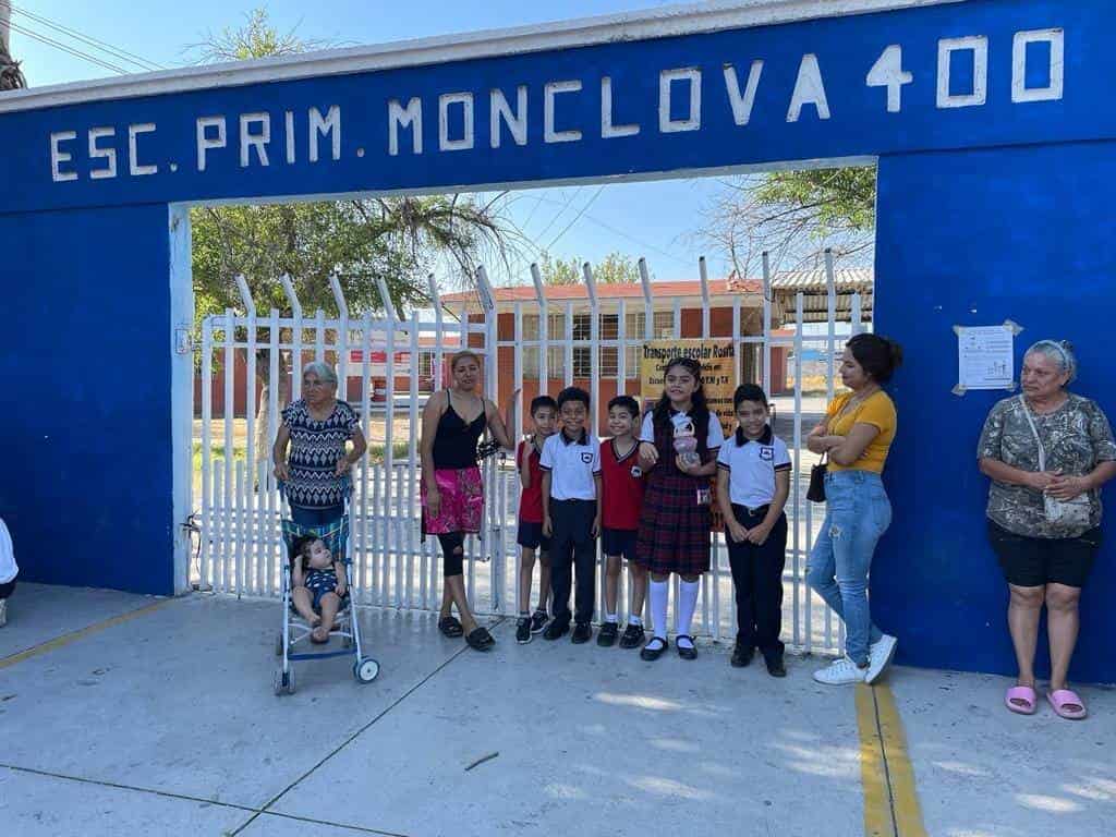 Cierran primaria por falta de luz