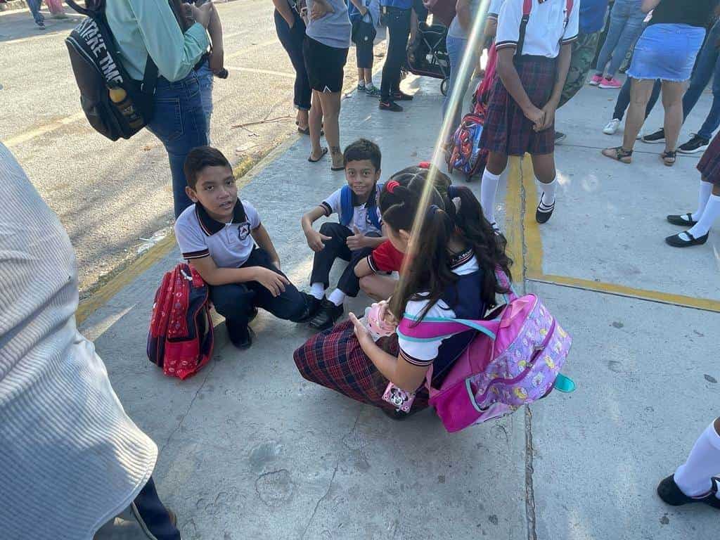 Cierran primaria por falta de luz