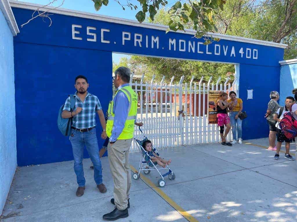 Cierran primaria por falta de luz