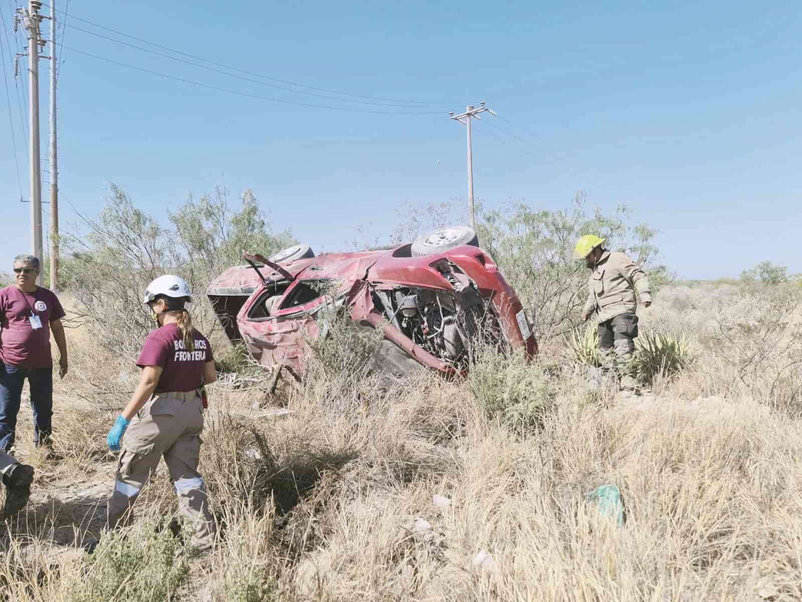 Se le cae tinaco y vuelca en el Salinas