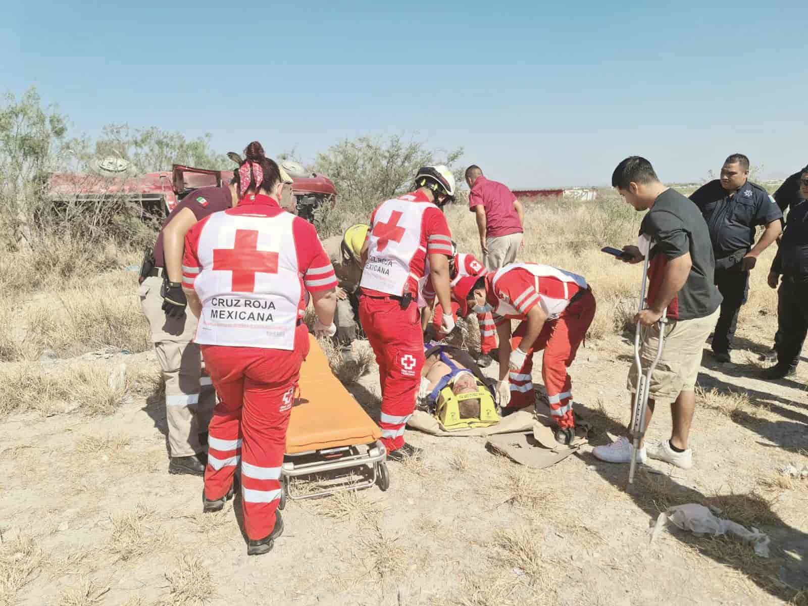 Se le cae tinaco y vuelca en el Salinas