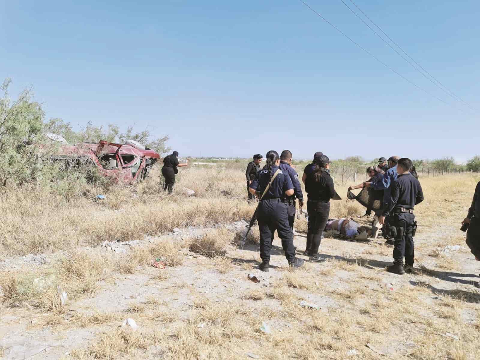 Se le cae tinaco y vuelca en el Salinas
