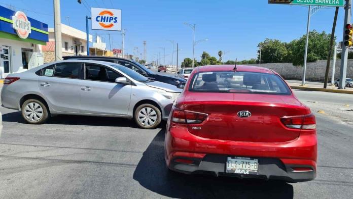 Le ‘pegan’ por pasarse luz roja