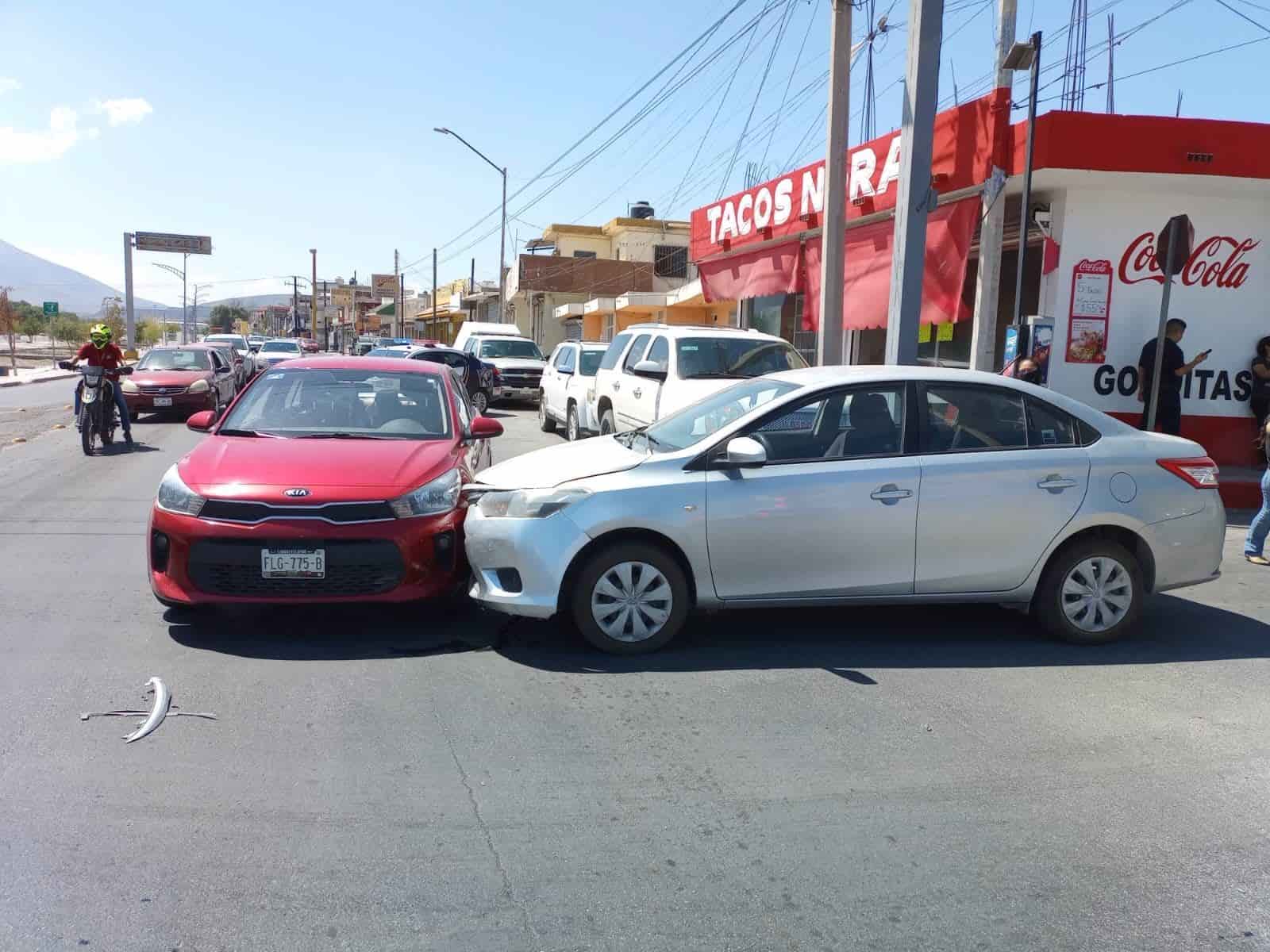 Le ‘pegan’ por pasarse luz roja